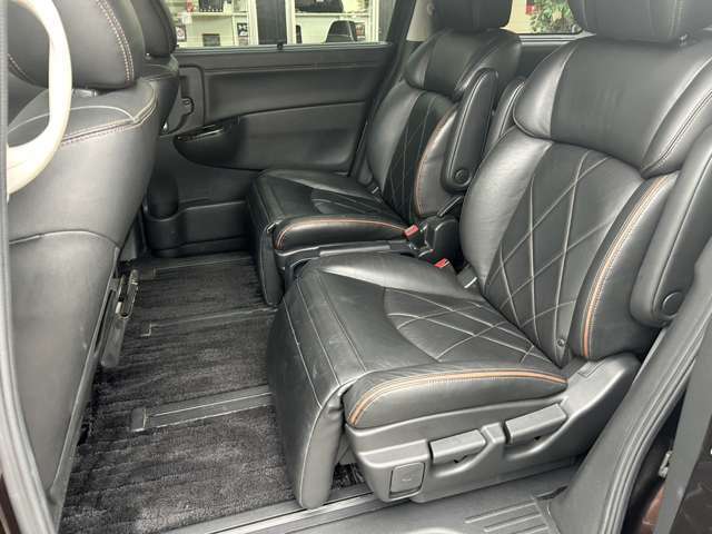 広々とした2列目シートは居住性が高く、居心地も快適！友達や家族とのお出かけにぴったりです。ベビーシートやチャイルドシート使用時も快適にお過ごしいただける十分な空間を確保しています！