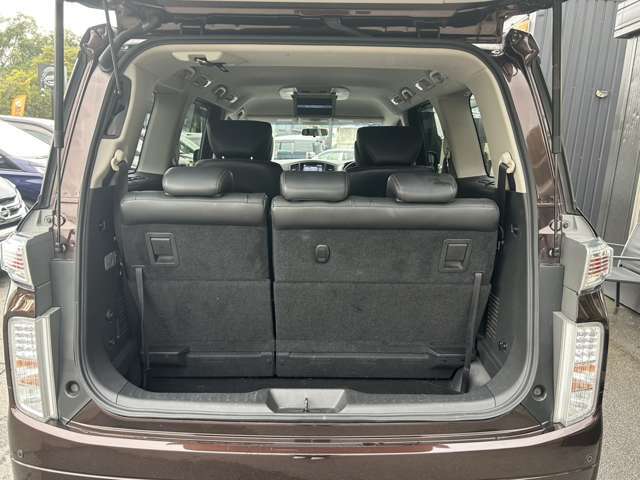 【トランク】収納スペースも十分にございます。2列目を倒してゴルフバックや長尺物を積み込むなど使い方は様々。日常・レジャーと活躍いたします。