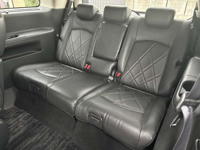 サードシート　　大人でもゆったりと座って頂けますので、大人数でのお出かけもラクラクです♪ご家族で、気の知れた仲間で、ドライブに行くのが楽しみですね♪