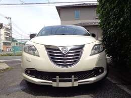 迫力あるフロントノーズランチャデザイン、コンパクト車を感じさせないイタリア車らしいスタイリッシュ＆エレガントさを併せ持つイタリアンティスト際立つ外観、細やかなエッジ廻りのデザインが印象的な上級プラチナ