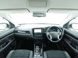 インパネ廻りと運転席です！多機能ながらもスッキリとまとまったインパネ廻りは運転操作に迷いにくくなっております！