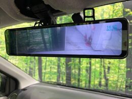 【デジタルインナーミラー】後席の大きな荷物や同乗者で後方が確認しづらい時でも安心！カメラが撮影した車両後方の映像をルームミラー内に表示。クリアな視界で状況の確認が可能です！