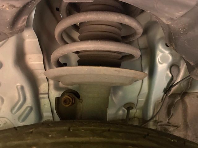 お車を安心してお乗りいただく為には、足回りの定期点検が欠かせません。サービスサポート（有償保証）では無料点検もご提供しており、安心のカーライフをお過ごしいただけるサポート体制が整っています。