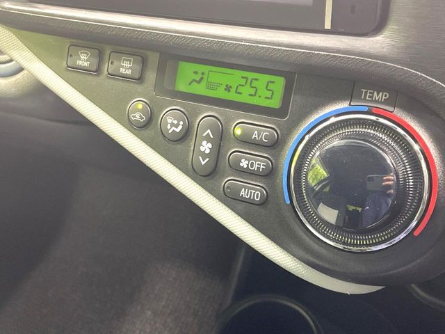 【オートエアコン】一度お好みの温度に設定すれば、車内の温度を検知し風量や温度を自動で調整。暑い…寒い…と何度もスイッチ操作をする必要はありません。快適な車内空間には必須の機能ですね♪