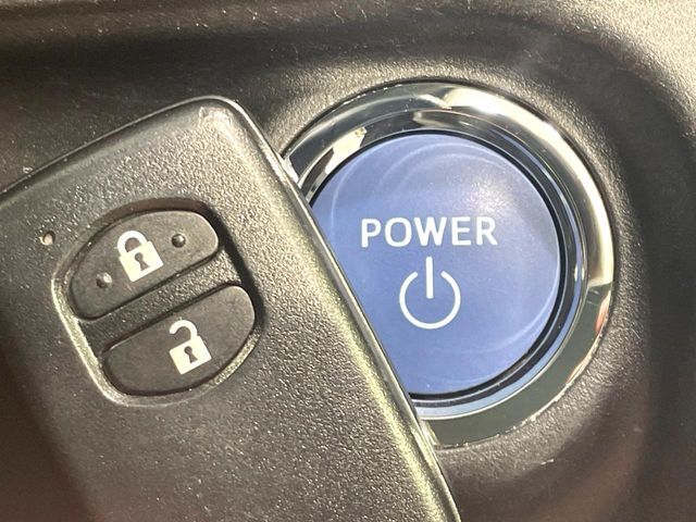 【スマートキー】カバンやポケットに入れたままでもドアの施錠・解錠が可能なスマートキーを装備。エンジンのオン・オフ時もカギを取り出す必要が無いからとっても便利です♪