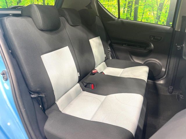 後部座席も気になるようなキズ・汚れやへたり等、大きなダメージはなく、良好な状態です。