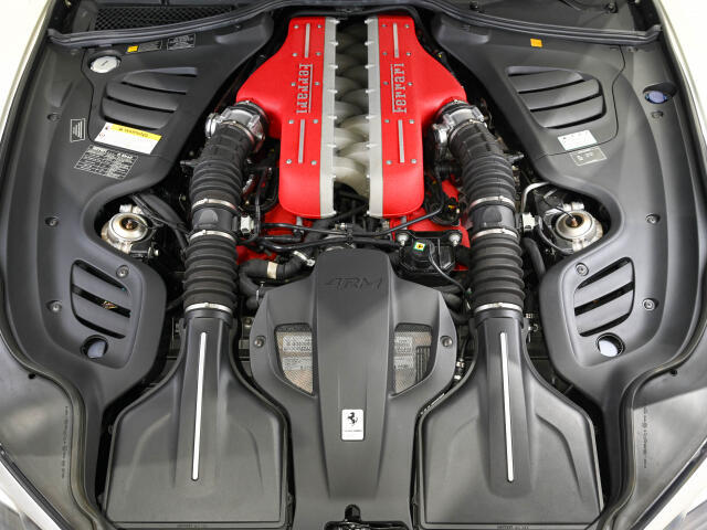 V12 自然吸気エンジンからは690cv を出力します。