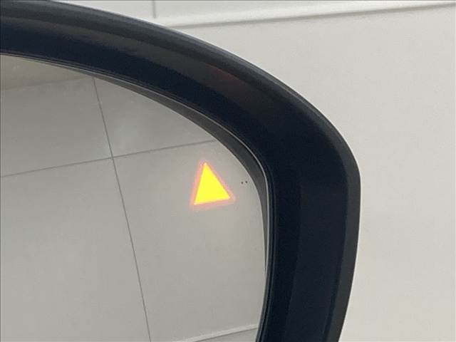 【ブラインドスポットモニター】車線変更時の死角の安全をサポートする装置です。