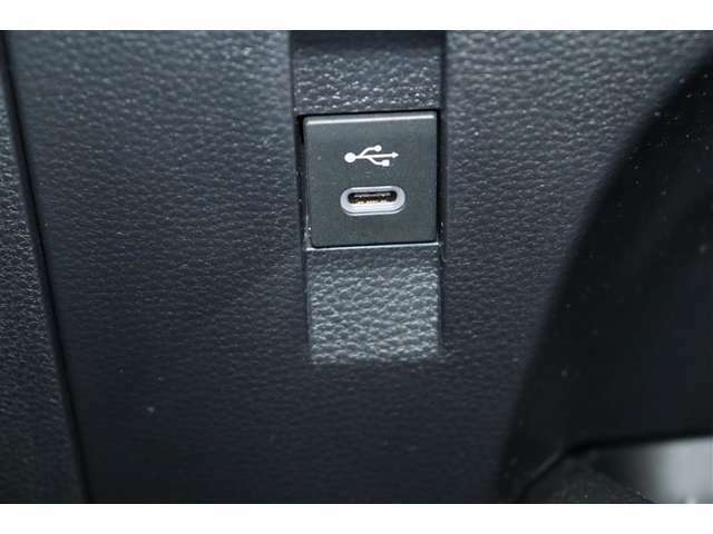 USBポートが装備されています。iPhoneやスマートフォンを繋いで音楽を再生したり、充電したり。車内にあると便利なアイテムのひとつですね！
