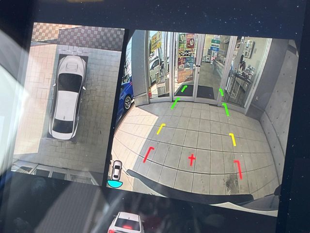 【バックカメラ】駐車時に後方がリアルタイム映像で確認できます。大型商業施設や立体駐車場での駐車時や、夜間のバック時に大活躍！運転スキルに関わらず、今や必須となった装備のひとつです！