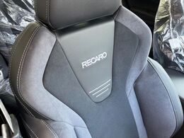 【RECARO製バケットシート】人間工学に基づいた面圧分布によって腰への負担や長時間運転時の疲労発生を軽減☆一目でレカロとわかるスポーティなルックスが特徴です。