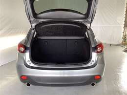 トランクルームも充実しております。後部座席を倒すことでさらに広く使用いただけます。