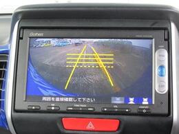 バックが苦手な方は必見！ライン表示付きのバックモニターが障害物を映し出してくれます！