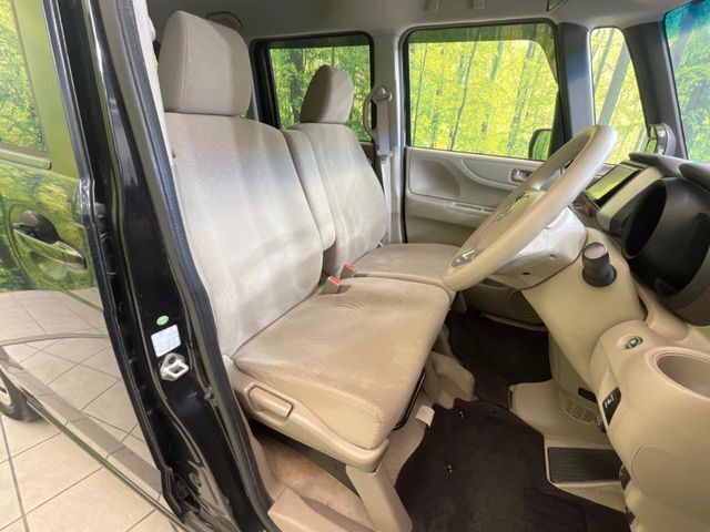 運転席シート廻りは使用感も少なく、良好な状態となっています。前オーナー様が丁寧に使っていたことがよくわかりますね。