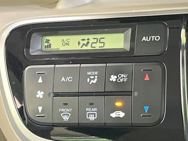 【オートエアコン】一度お好みの温度に設定すれば、車内の温度を検知し風量や温度を自動で調整。暑い…寒い…と何度もスイッチ操作をする必要はありません。快適な車内空間には必須の機能ですね♪