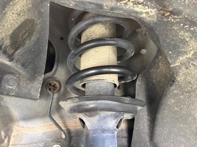 お車を安心してお乗りいただく為には、足回りの定期点検が欠かせません。サービスサポート（有償保証）では無料点検もご提供しており、安心のカーライフをお過ごしいただけるサポート体制が整っています。