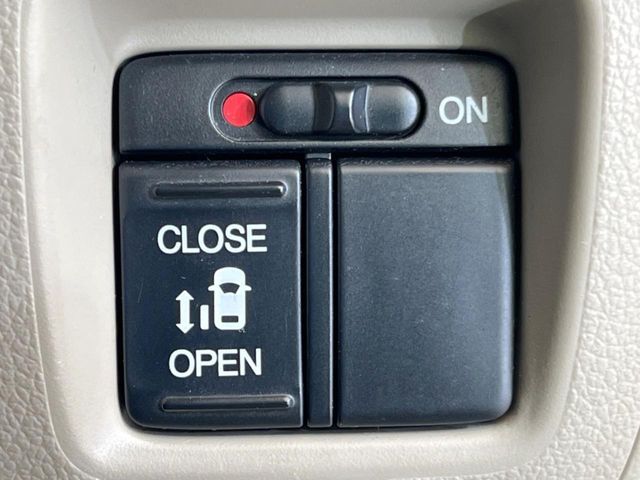 【パワースライドドア】スマートキーや運転席のスイッチでスライドドアの開閉が可能♪電動だから力を入れてドアを開ける必要が無く、小さいお子様でも、重い荷物を持っている時もラクに開け閉めできます♪