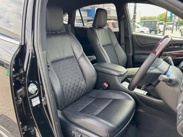 運転席シート廻りは使用感も少なく、良好な状態となっています。前オーナー様が丁寧に使っていたことがよくわかりますね。