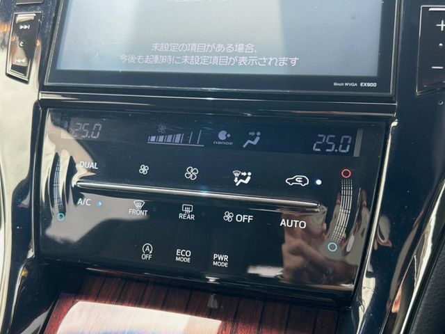 【オートエアコン】一度お好みの温度に設定すれば、車内の温度を検知し風量や温度を自動で調整。暑い…寒い…と何度もスイッチ操作をする必要はありません。快適な車内空間には必須の機能ですね♪