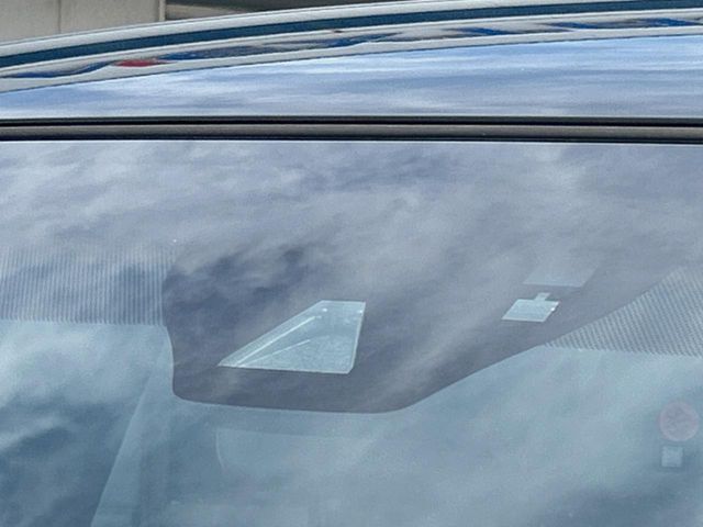 【トヨタセーフティセンス】走行中に前方の車両等を認識し、衝突しそうな時は警報とブレーキで衝突回避と被害軽減をアシスト。より安全にドライブをお楽しみいただけます。