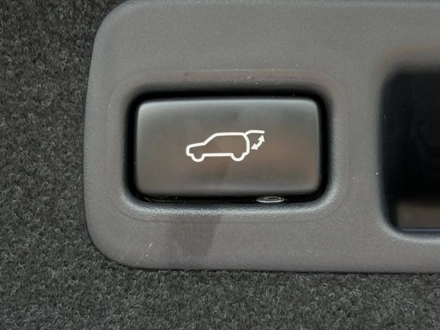 【パワーバックドア】スマートキーや運転席のボタンを押すだけでリアゲートが自動で開閉します！荷物を持っている時や、高い位置にあるバックドアを閉める際に便利な機能です♪