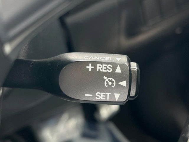 【クルーズコントロール】高速道路もラクラク走行。アクセルを離しても一定速度で走行ができ、長距離運転時の負担を軽減！加速・減速も簡単なスイッチ操作で調整できます。