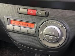 【オートエアコン】一度お好みの温度に設定すれば、車内の温度を検知し風量や温度を自動で調整。暑い…寒い…と何度もスイッチ操作をする必要はありません。快適な車内空間には必須の機能ですね♪