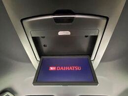 【純正フリップダウンモニター】大画面モニターで後席でもエンタメをお楽しみいただけます。小さなお子様にも大人気の装備です♪