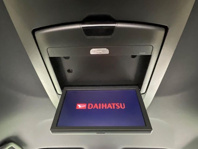 【純正フリップダウンモニター】大画面モニターで後席でもエンタメをお楽しみいただけます。小さなお子様にも大人気の装備です♪
