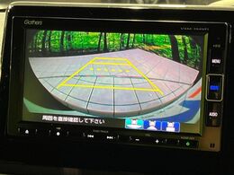 【バックカメラ】駐車時に後方がリアルタイム映像で確認できます。大型商業施設や立体駐車場での駐車時や、夜間のバック時に大活躍！運転スキルに関わらず、今や必須となった装備のひとつです！