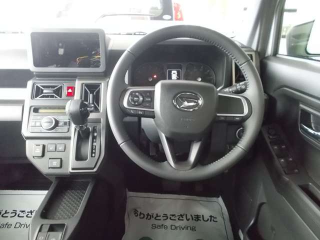 助手席も運転席まわりはこんな感じ♪標識認識機能付き♪標識をステレオカメラが検知しディスプレイに表示♪前ガラスが大きく見通し良好♪