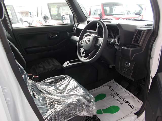 運転席の座面が高く運転しやすさに定評あります♪