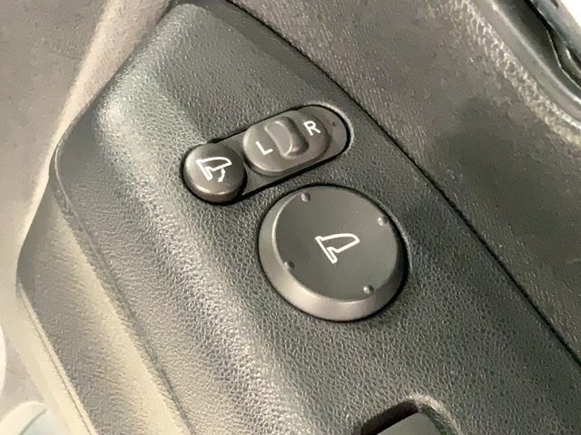 狭い駐車場で便利な電動格納ドアミラーが付いています。
