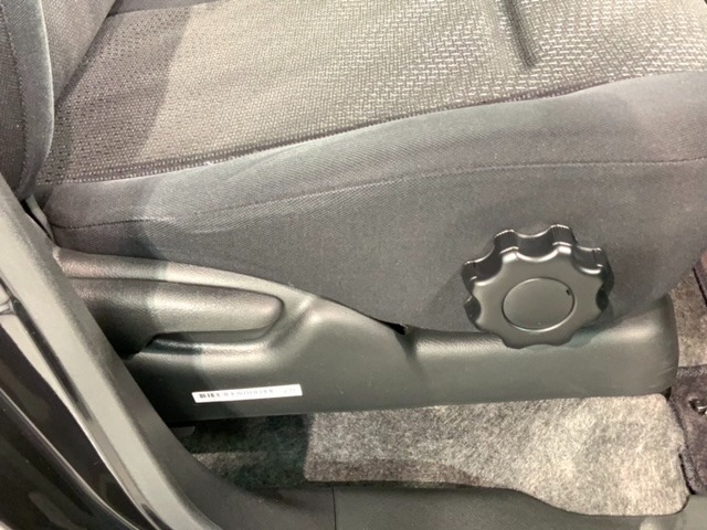 シートハイトアジャスターが付いているので運転姿勢を調整するのに便利ですね。身長に合ったシートポジションは安全運転や疲労軽減にもつながります。