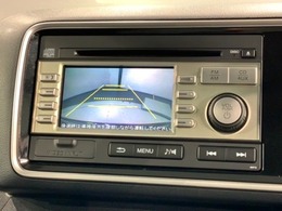 リバースギアに入れるだけで後方の表示へ切り替わります。夜間や雨の日の駐車も楽になりますよ。