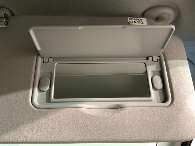 バニティーミラーが付いています。女性にうれしい装備ですね！