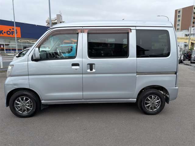 プライバシーガラスになっているので中の荷物が外から見えることはありません。