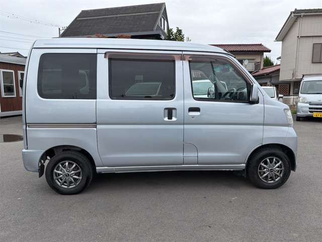 プライバシーガラスになっているので中の荷物が外から見えることはありません。