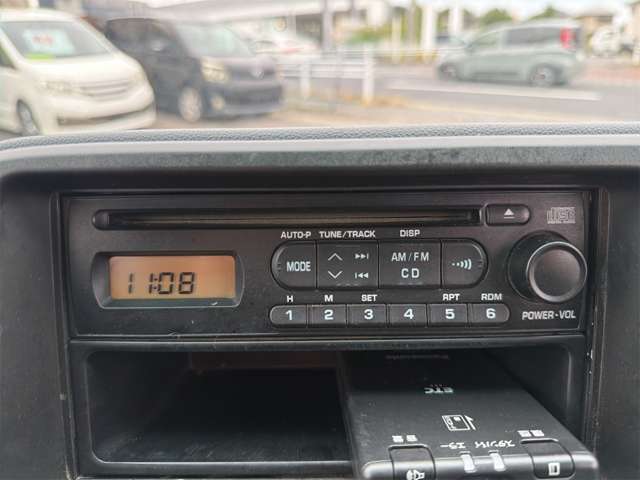 軽バンだけどCDが聞けるのも嬉しいデッキが付いてます。
