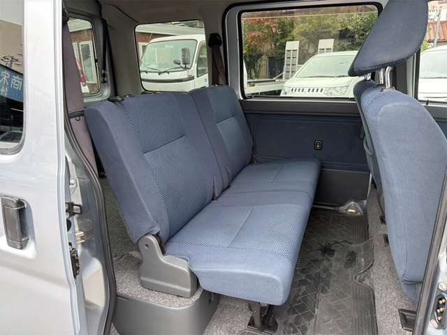 後部座席もクルーズなので座り心地もよく、たためばフラットになるので荷物を積むのに支障はありません。