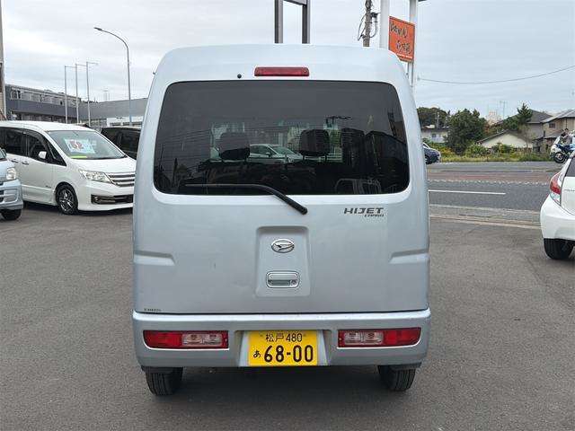 プライバシーガラスになっているので中の荷物が外から見えることはありません。