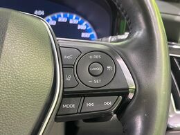 【レーダークルーズコントロール】高速道路での長距離走行が楽に！！自動で速度を保つクルーズコントロールが、衝突軽減システムと連携し、前方の車両を感知して車間を保つように速度調節してくれます！！