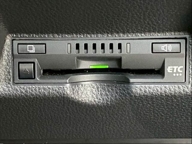 【ETC車載器】を装備しておりますので、ご納車直後からの遠距離ドライブも可能です。土日の利用料金の割引や、朝夕の通行料金を割引料金で高速道路をお楽しみいただけます。