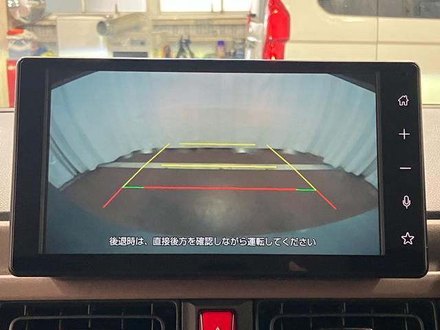 【バックカメラ】　駐車時に車両後方の様子を見ることができるので、運転の不安を軽くします