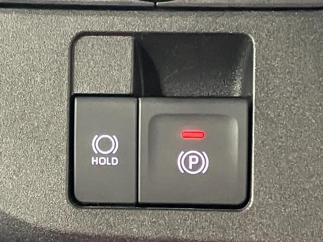 【電動パーキングブレーキ＋オートブレーキホールド機能】　指先だけで簡単に操作が可能なパーキングブレーキ、スイッチを押すとブレーキペダルから足を離してもブレーキを保持できるオートブレーキホールド搭載