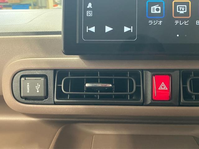 【HDMIソケット】　スマートフォンなどを接続するとディスプレイオーディオに画面表示され、停車時に動画も視聴可能です