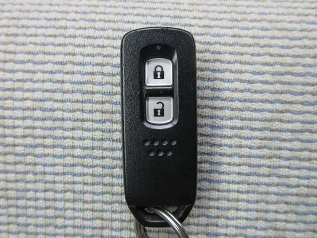 スマートキー付きです。人気装備の一つで、鍵を触らなくてもドアロックの開錠、エンジンの始動が出来ます。雨の日もキーを探す手間からも解放されますね。
