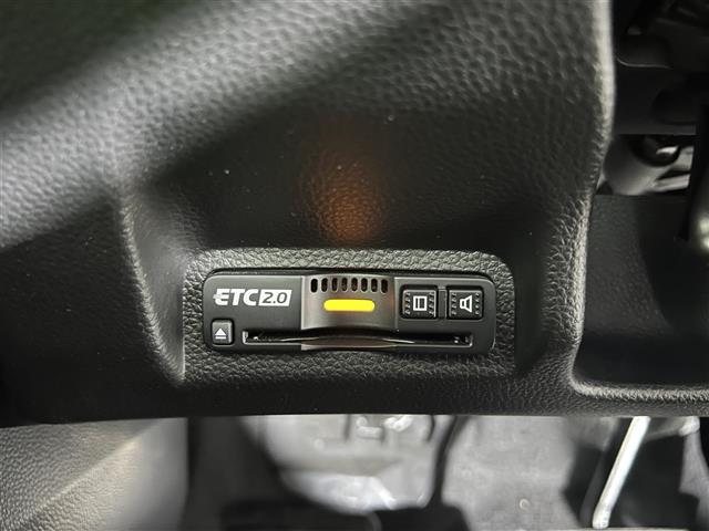 【ETC】有料道路を利用する際に料金所で停止することなく通過できる、ETC車載器（ノンストップ自動料金収受システム機器）が装備されています。セットアップを行うことで利用可能になります。
