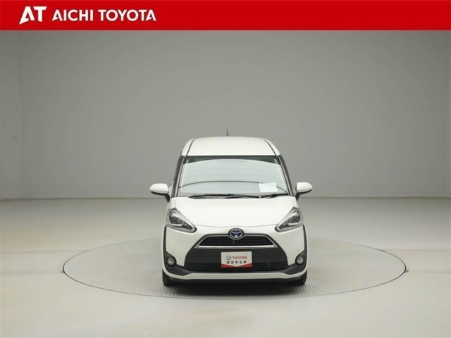 人気オプションのLEDヘッドライトとフォグランプを装着しています。