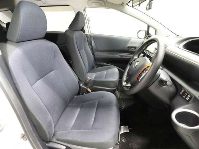 ゆったり室内で運転もしやすいです♪使い勝手の良い配置も考えられています！！
